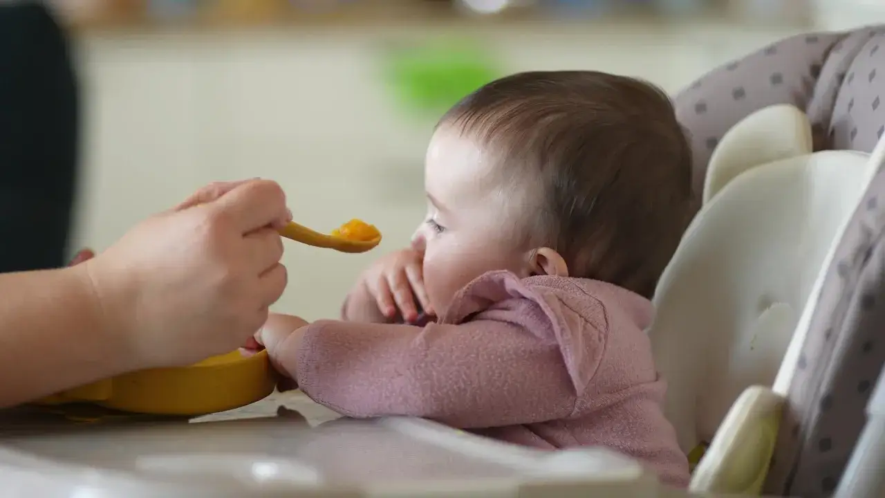 Niemowlę karmione mlekiem modyfikowanym dostaje pierwszy posiłek. Od kiedy rozszerzać dietę niemowlaka karmionego mlekiem modyfikowanym? Od ok. 6 miesiąca życia.