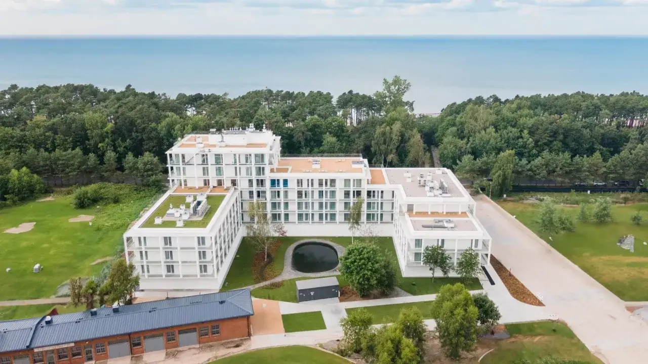 Nowoczesny kompleks nad morzem, gdzie kiedyś była arche fabryka samolotów w Mielnie. Opinie o tym miejscu są pozytywne.