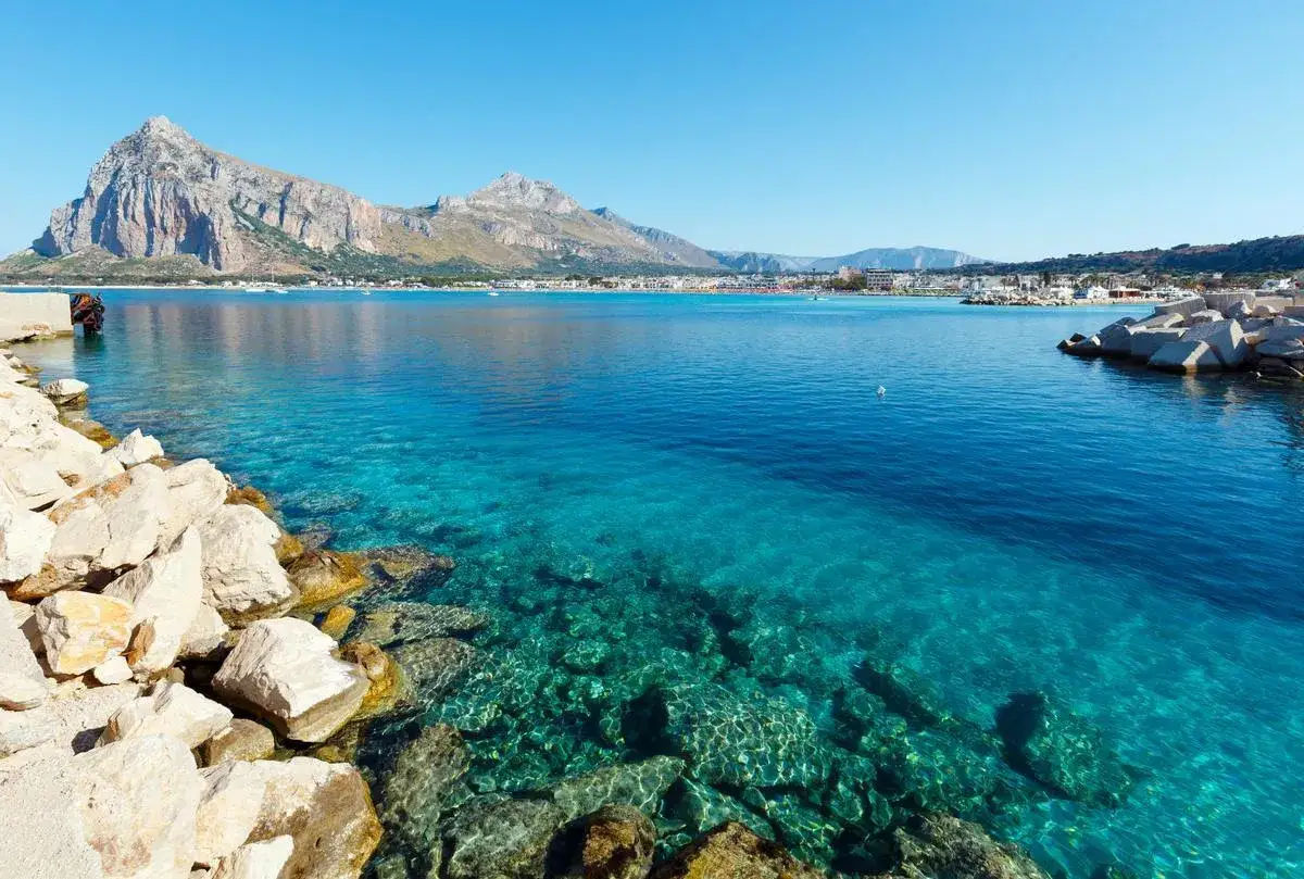 Aguas cristalinas y monta&ntilde;as imponentes en San Vito Lo Capo. &iexcl;Qu&eacute; ver!