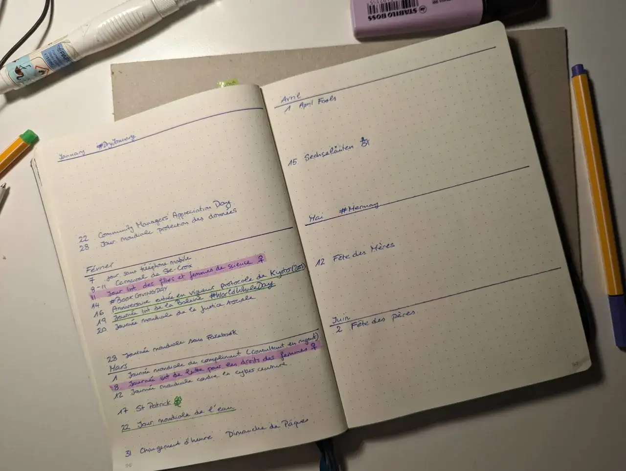 Un agenda ouvert avec des notes manuscrites pour janvier, février, mars, avril, mai et juin. On peut y mettre à profit l'organisation des événements et des journées spéciales.