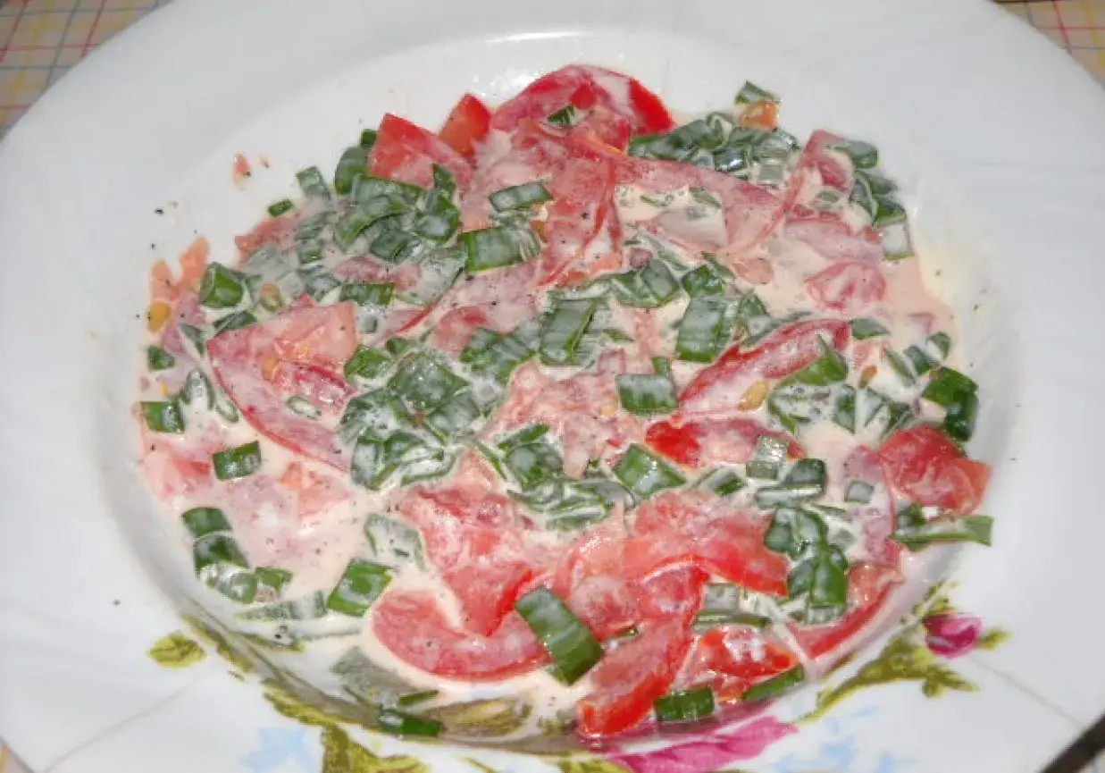 Pyszne pomidory ze śmietaną i szczypiorkiem, proste i szybkie danie, idealne na letni obiad.
