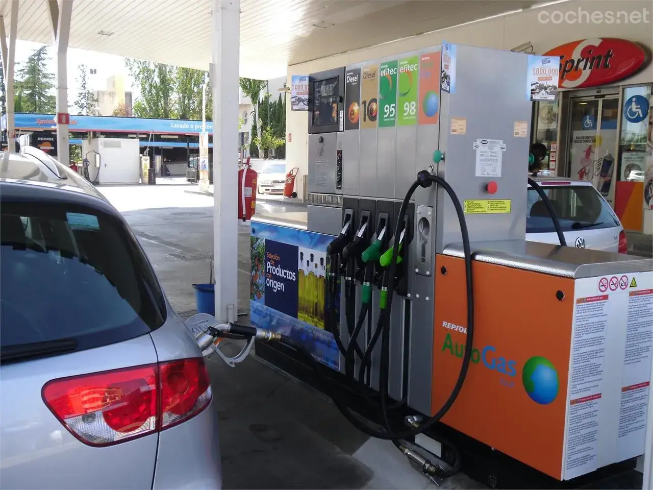 Estación de servicio Repsol AutoGas. Un coche plateado se está repostando. ¿Es rentable el GLP?