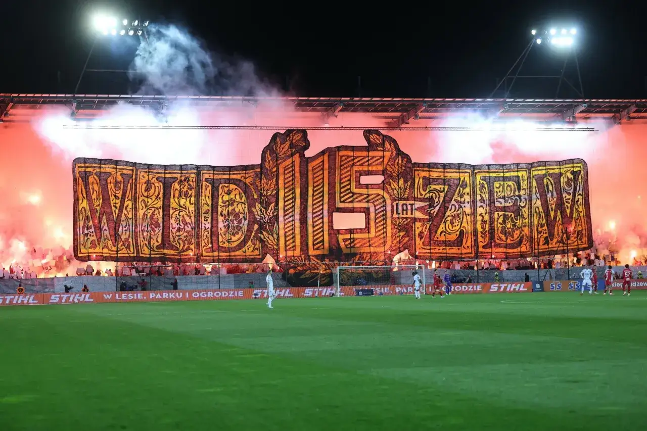 Oprawa meczu Radomiak Radom – Widzew Łódź: ogromna flaga z napisem 