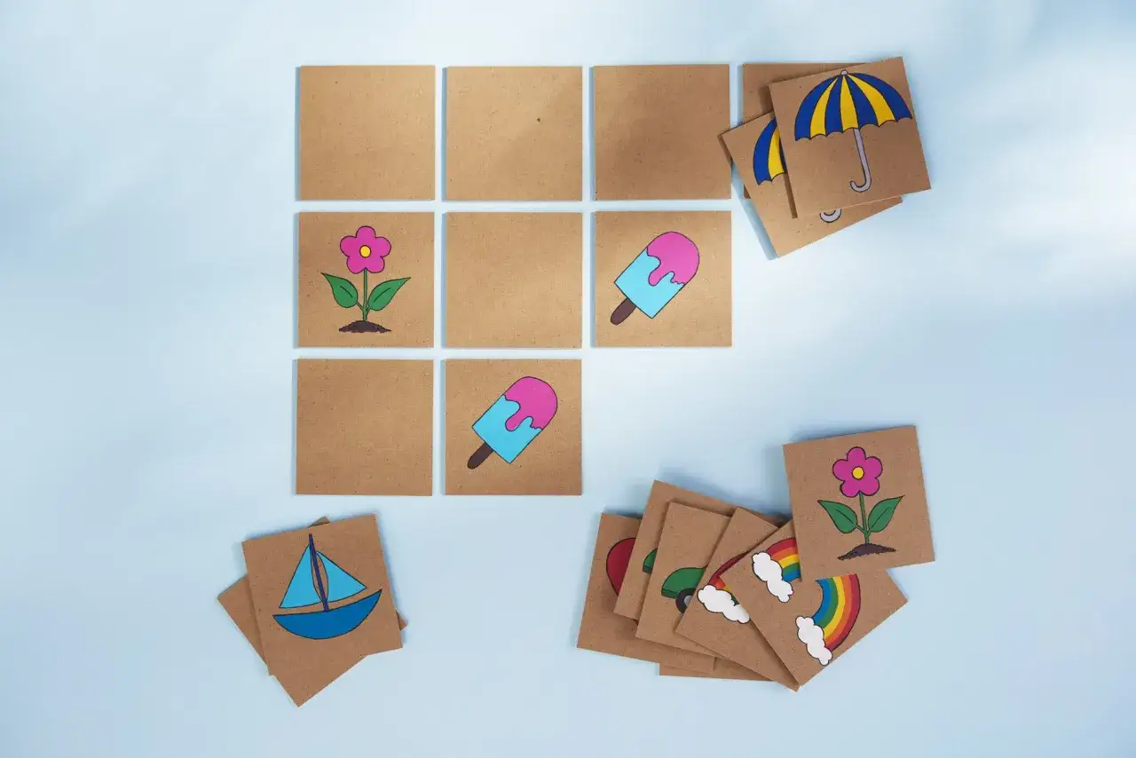 Karten f&uuml;r ein Memory basteln mit Vorlage: Blumen, Eis, Regenschirm, Boot und Regenbogen.