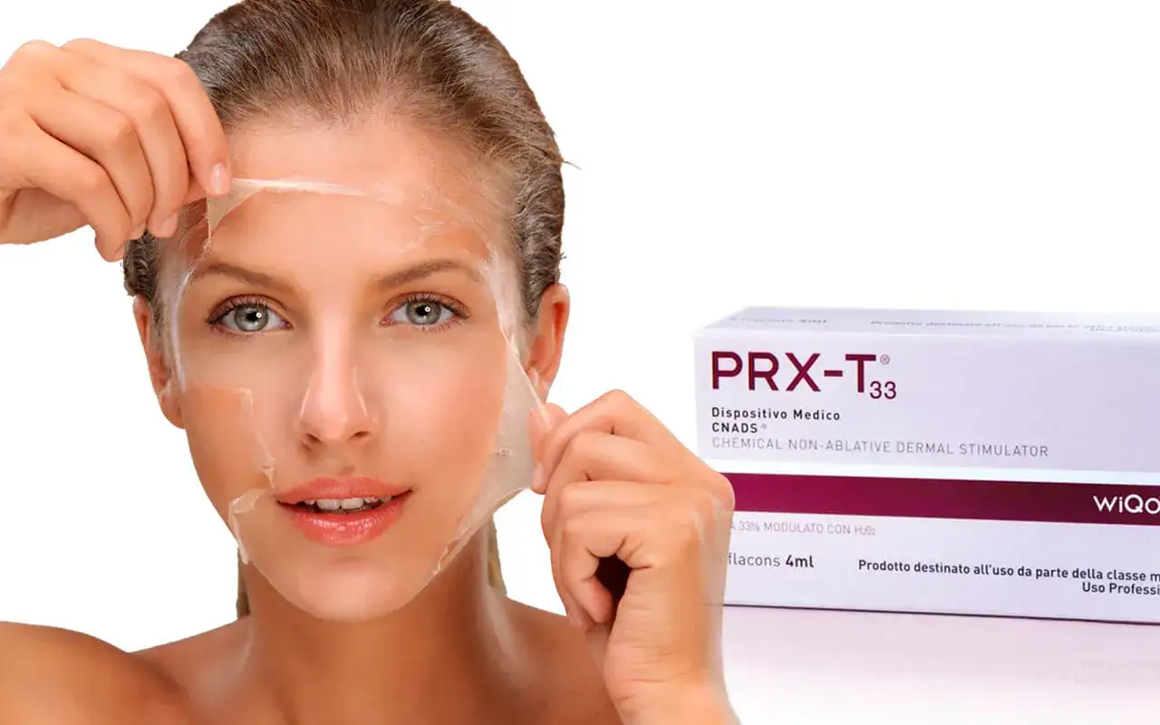 Kobieta zdejmuje warstwę skóry po zabiegu PRX-T33 z mikronakłuwaniem. Obok pudełko produktu.