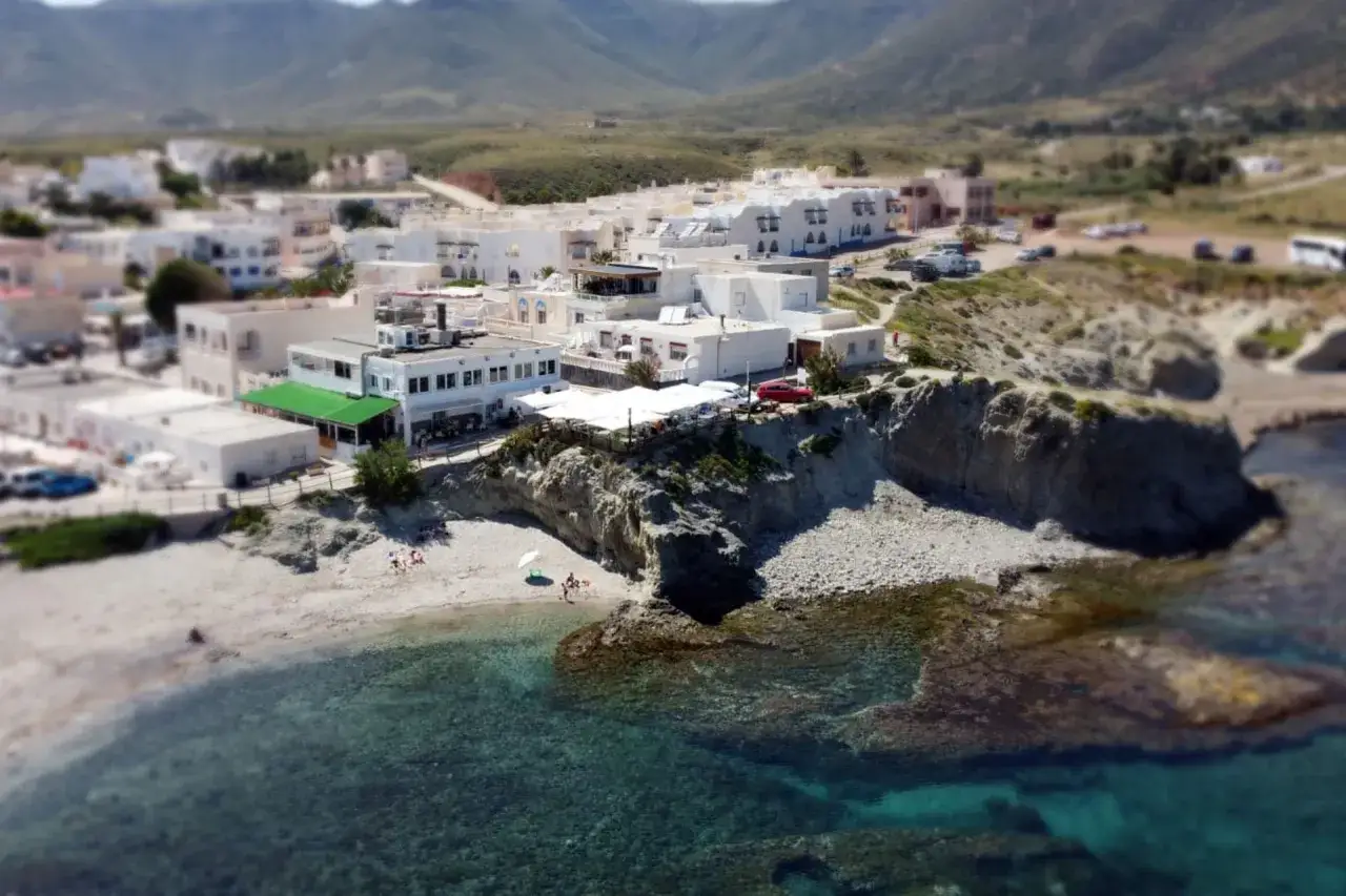 Vista aérea del restaurante La Ola en Isleta del Moro, con su terraza sobre el acantilado y la playa.