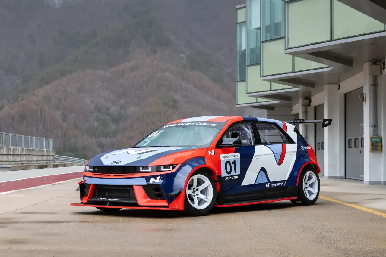 Wyścigowy Hyundai Ioniq 5 N w barwach N Performance, gotowy do startu na torze.