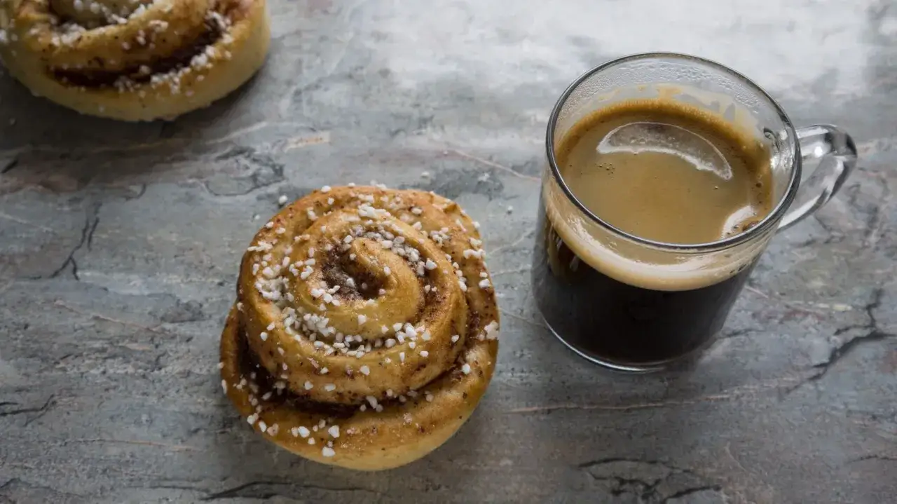 Kanelbullar och kaffe – perfekta fika idéer för en mysig stund.