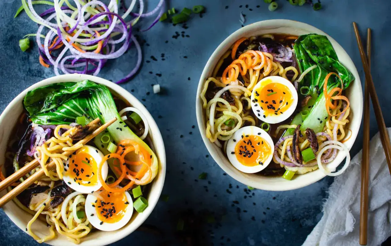 Dwa miski aromatycznego ramenu miso z jajkiem na miękko, makaronem, pak choi i warzywami. Idealny przepis na rozgrzewający posiłek.