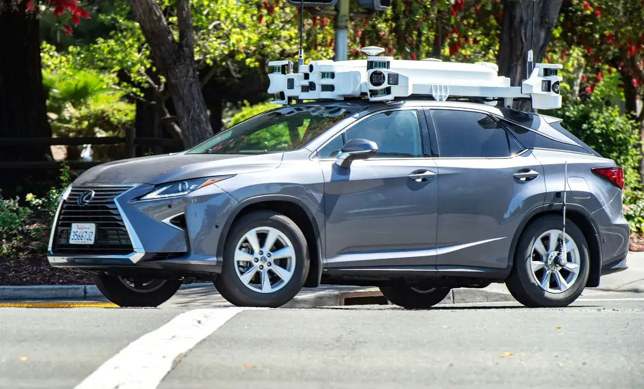 Szary Lexus z aparaturą do autonomicznej jazdy, jakby przygotowany do testów przez Apple.