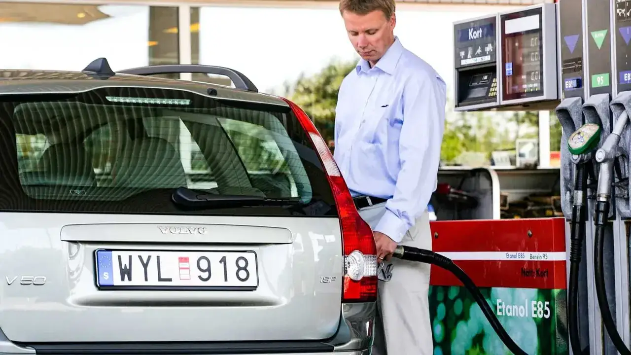 Man tankar sin Volvo V50 med Etanol E85. Bensinpumpen visar tydligt att E85 finns tillgängligt.