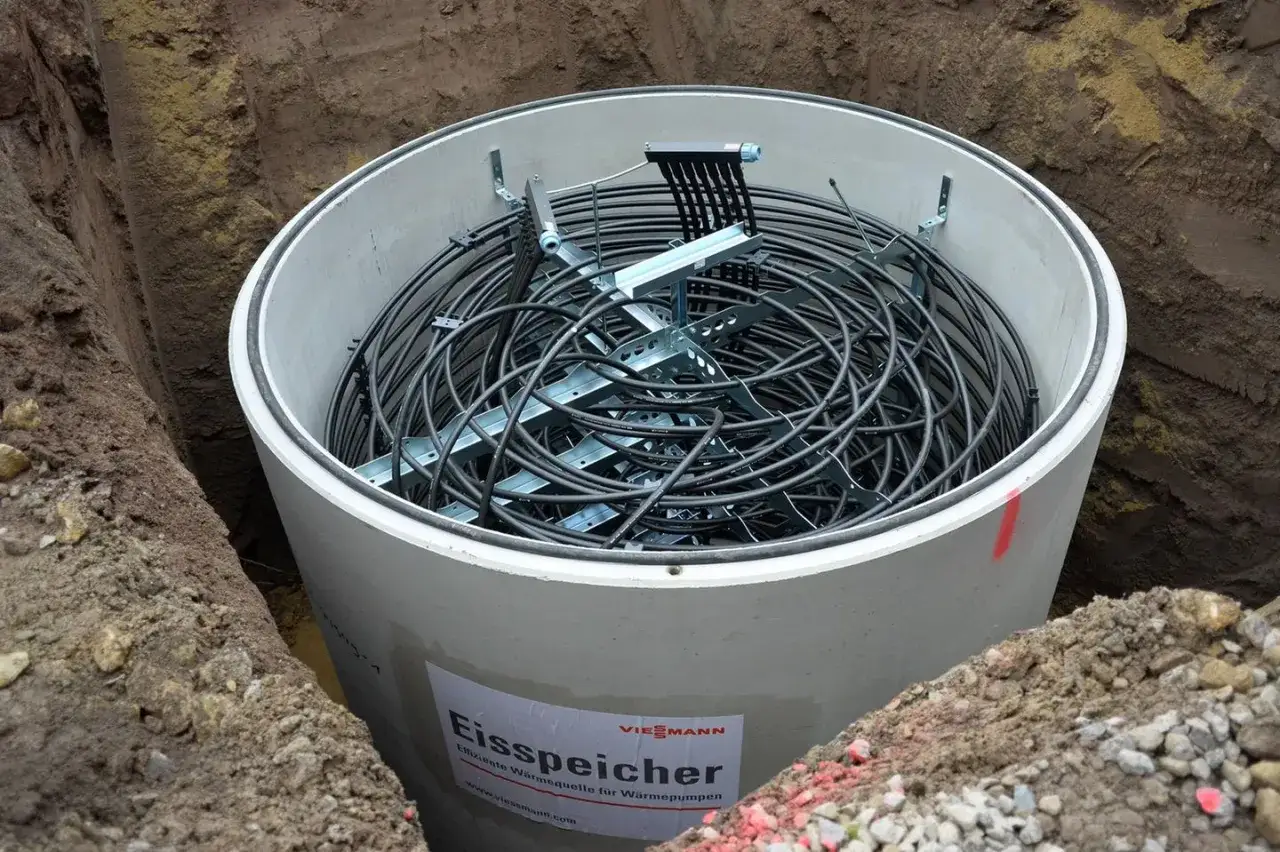 Ein Eisspeicher im Erdloch, bereit zur Installation. Die vielen Rohre deuten auf die Komplexität hin, die bei der Installation und Wartung zu den Nachteilen zählen könnte.