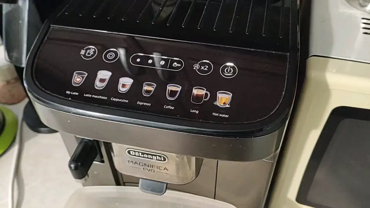 Panel sterowania ekspresu DeLonghi Magnifica Evo. Ikony napojów i przycisków. Instrukcja odkamieniania.