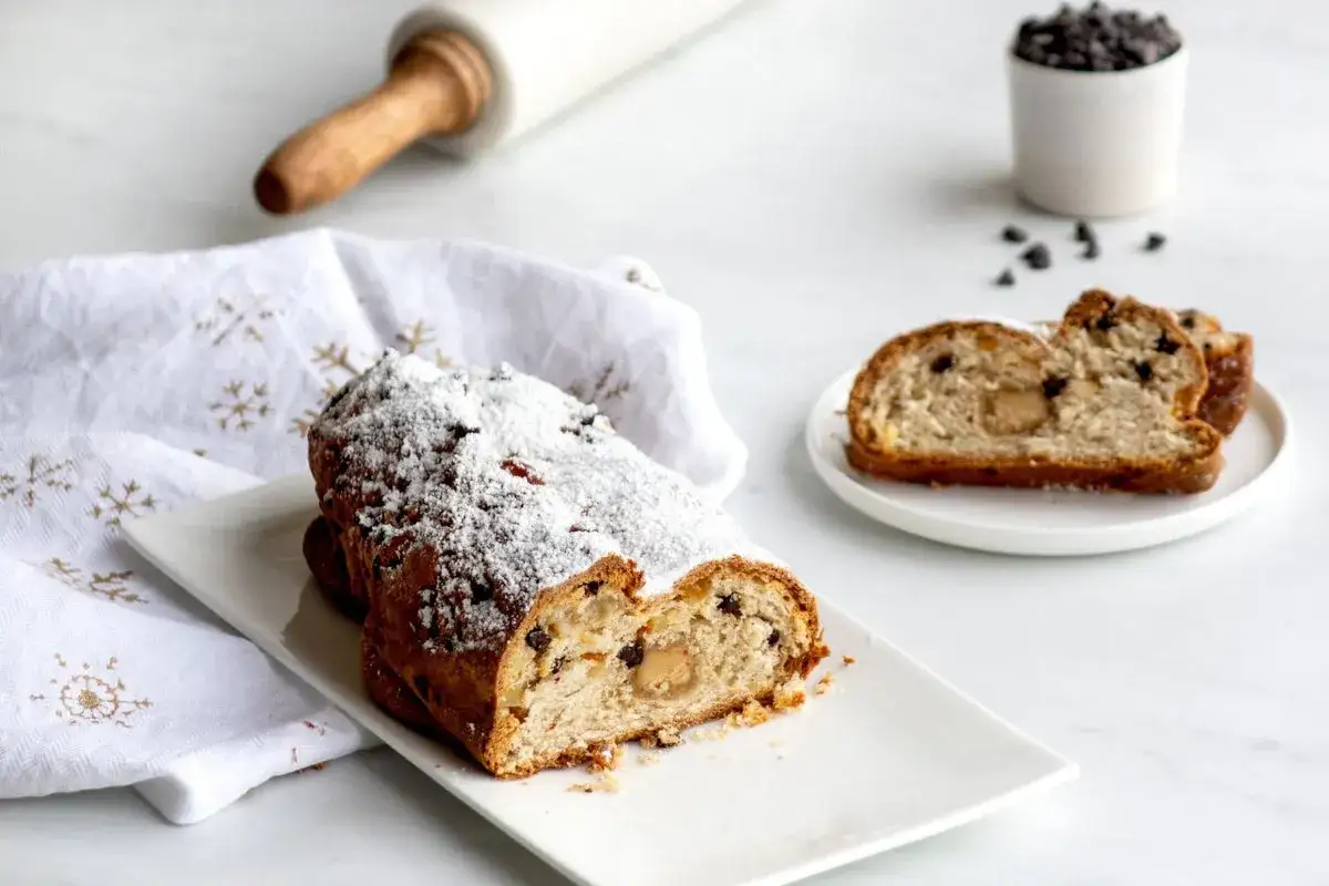 Un d&eacute;licieux g&acirc;teau de No&euml;l, saupoudr&eacute; de sucre glace, avec des p&eacute;pites de chocolat et une garniture marzipan. On dirait une p&acirc;tisserie vol&eacute;e, si bonne qu'on ne peut pas r&eacute;sister !