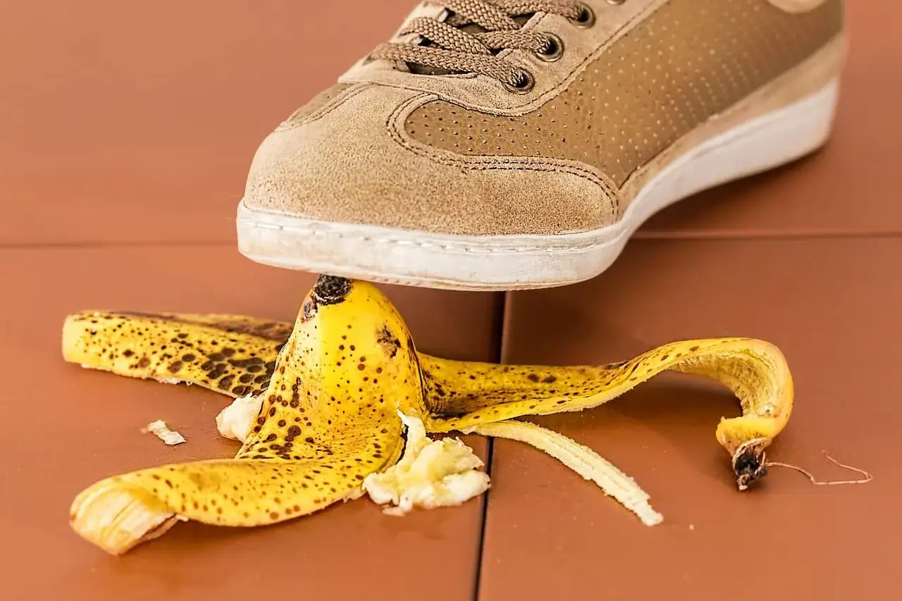 But, umowa zlecenie a wypadek w pracy – czy to możliwe? But na skórce od banana symbolizuje niebezpieczeństwo.