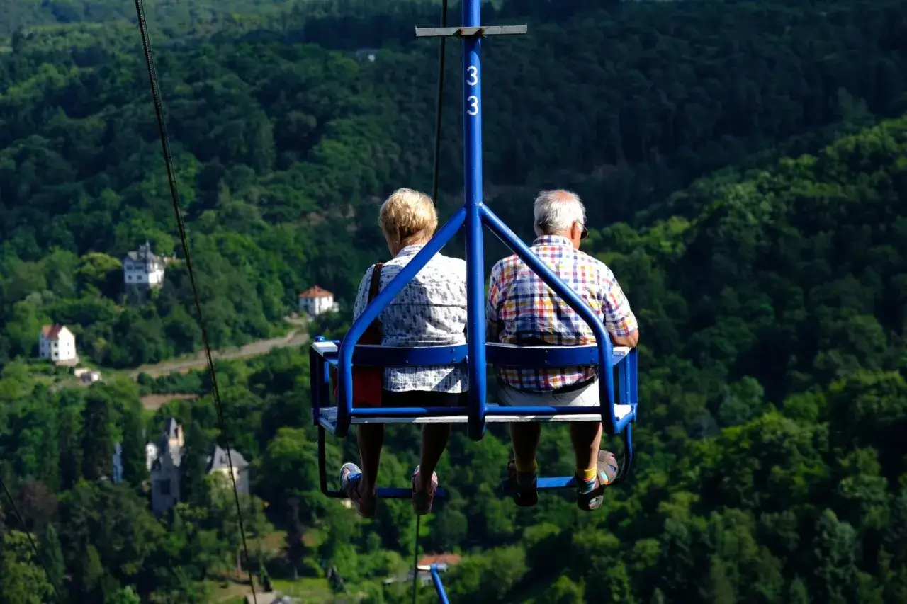 Para starsza na wyciągu krzesełkowym na Butorowy Wierch. Cennik wyciągu jest dostępny online.
