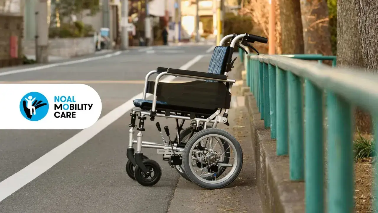 Sedia a rotelle su un marciapiede, simbolo di mobilità ridotta e indipendenza.