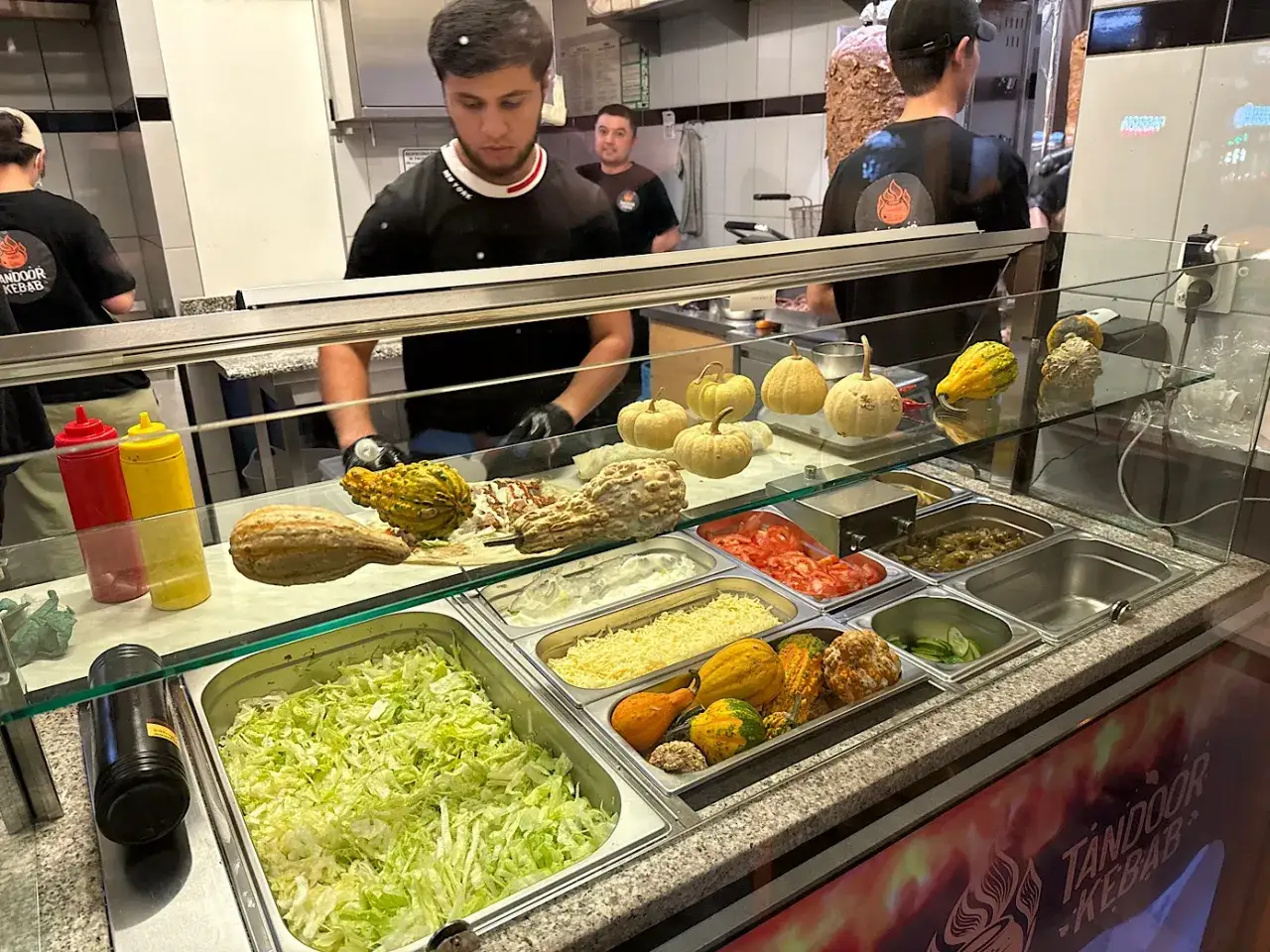 Kebab z dyniami i świeżymi dodatkami. Viral kebab opinie potwierdzają, że warto spróbować!