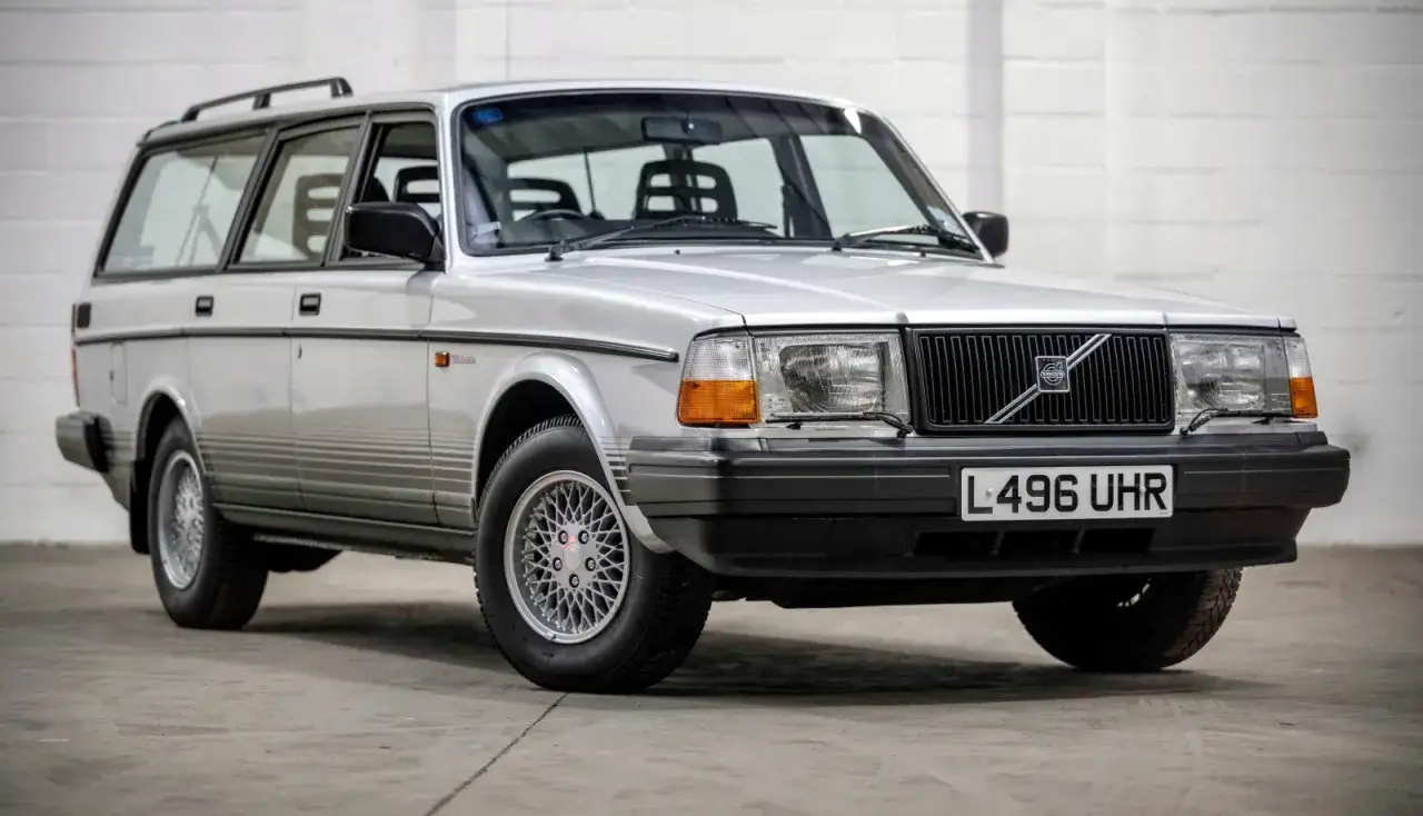 Silver Volvo 240 kombi, en klassiker från Torslanda, redo för nya äventyr.