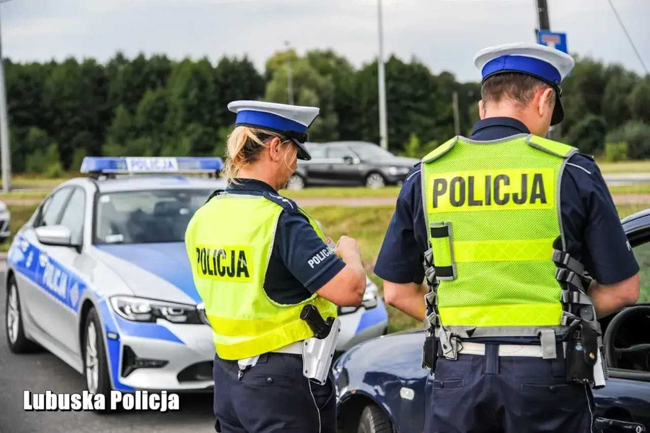 Policjanci z Lubuskiej Policji przypominają, co grozi za jazdę bez prawa jazdy po jego zatrzymaniu.