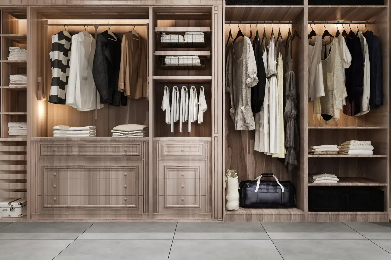 Armario empotrado de madera con ropa colgada y doblada, cestas y cajones. Perfecto para forrar armario empotrado y organizar tu ropa.