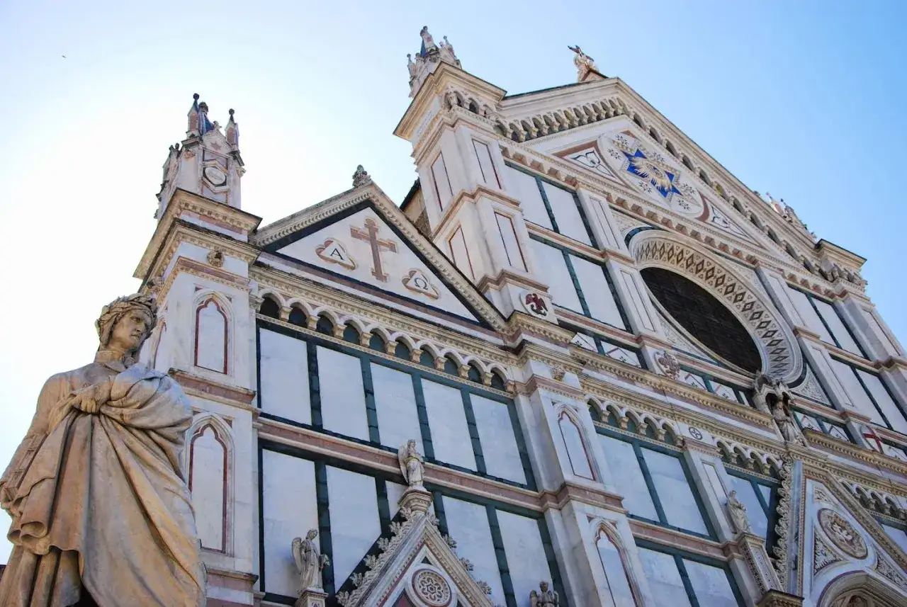 Statua di Dante, il sommo poeta toscano, davanti alla facciata di Santa Croce a Firenze.