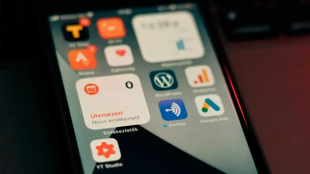 Pantalla de m&oacute;vil con varios widgets de Android, incluyendo iconos de Strava, WordPress, Anchor y Google Ads.