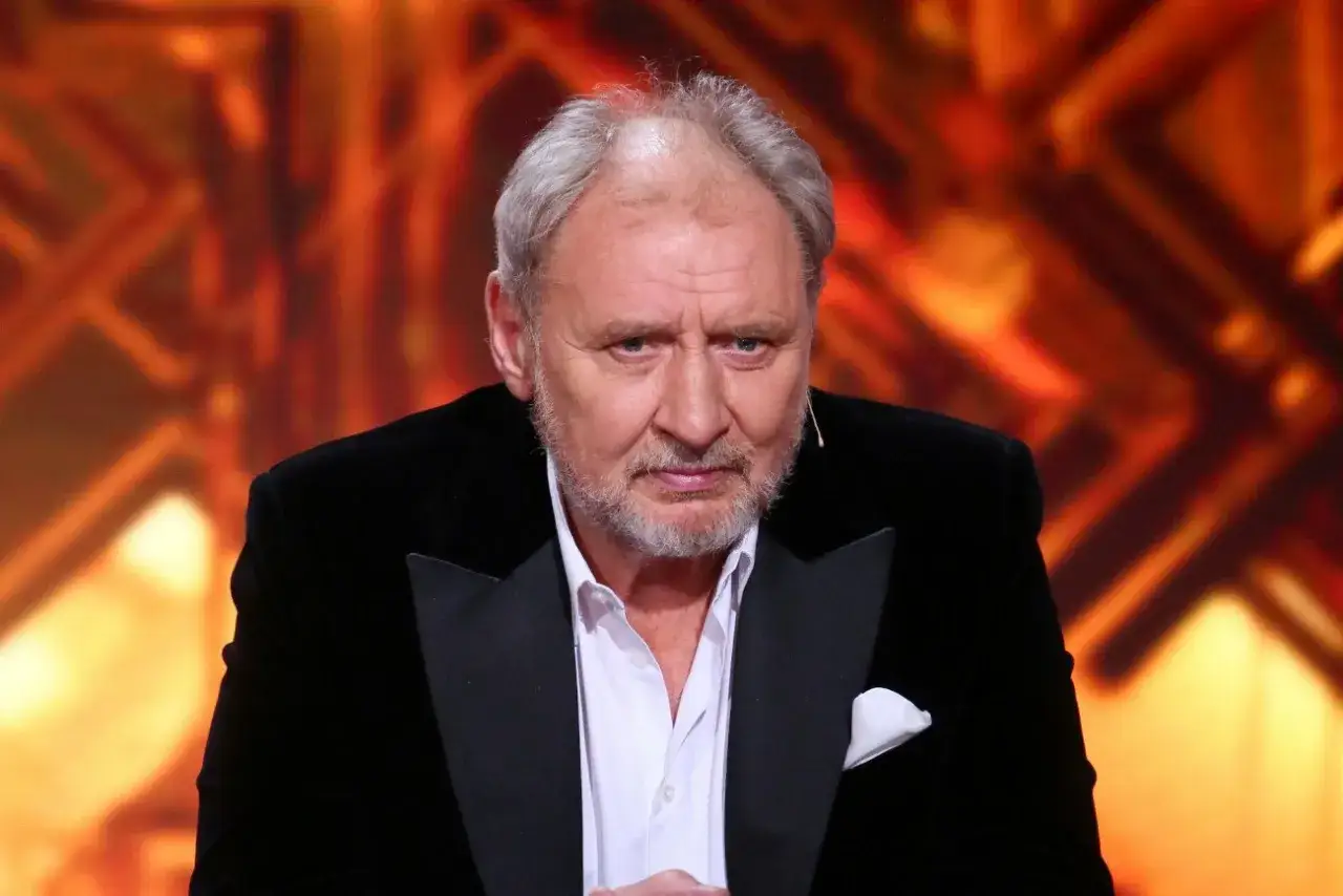 Andrzej Grabowski w czarnym aksamitnym fraku, z siwą brodą i zmarszczkami, jakby przygotowywał się do kolejnej roli w swoich filmach.