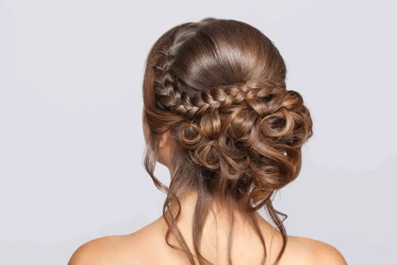 Peinado con trenzas y rizos, un ejemplo de semirecogidos sencillos y elegantes para cualquier ocasión.