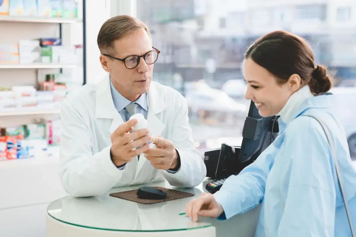 Farmaceuta doradza klientce globulki dopochwowe przeciwgrzybicze i przeciwbakteryjne bez recepty.