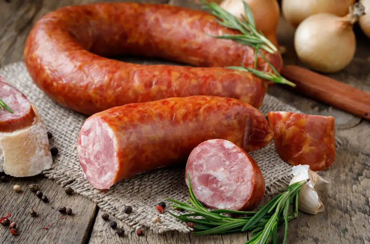 Pyszna kiełbasa swojska, idealna na grilla. Ten przepis na kiełbasę swojską zachwyci każdego smakosza.
