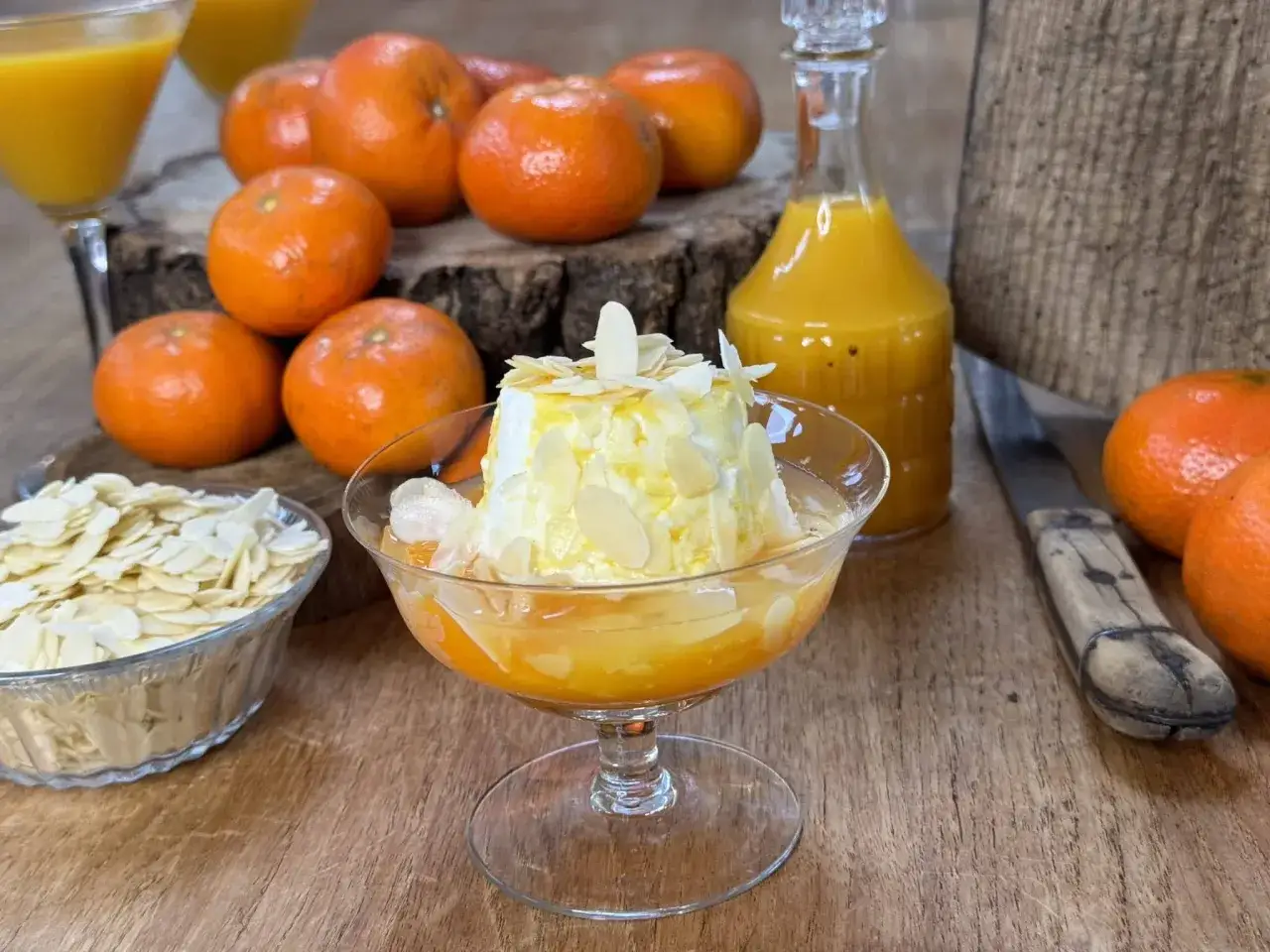 Un d&eacute;licieux fromage frais faisselle, garni d'amandes effil&eacute;es, baignant dans un coulis d'agrumes, entour&eacute; de cl&eacute;mentines fra&icirc;ches.