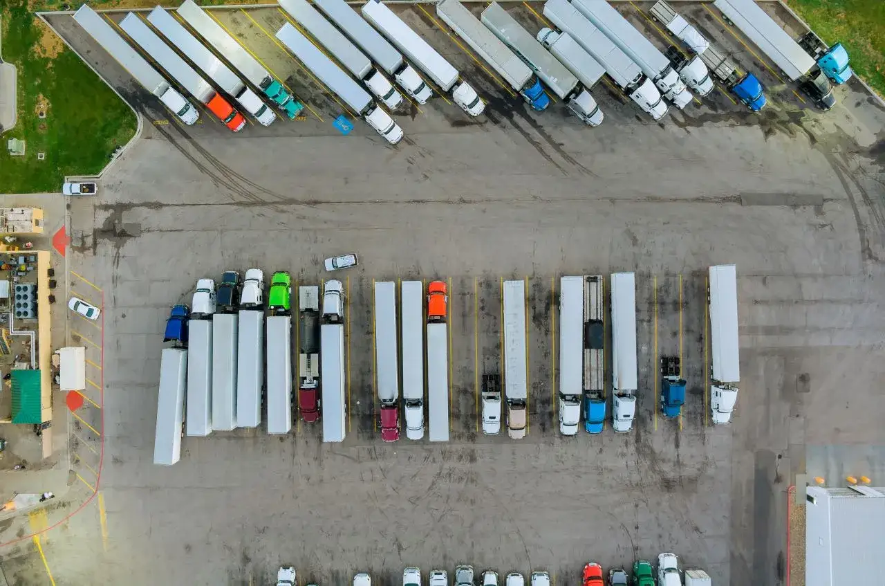nowoczesna baza transportowa z ciężarówkami