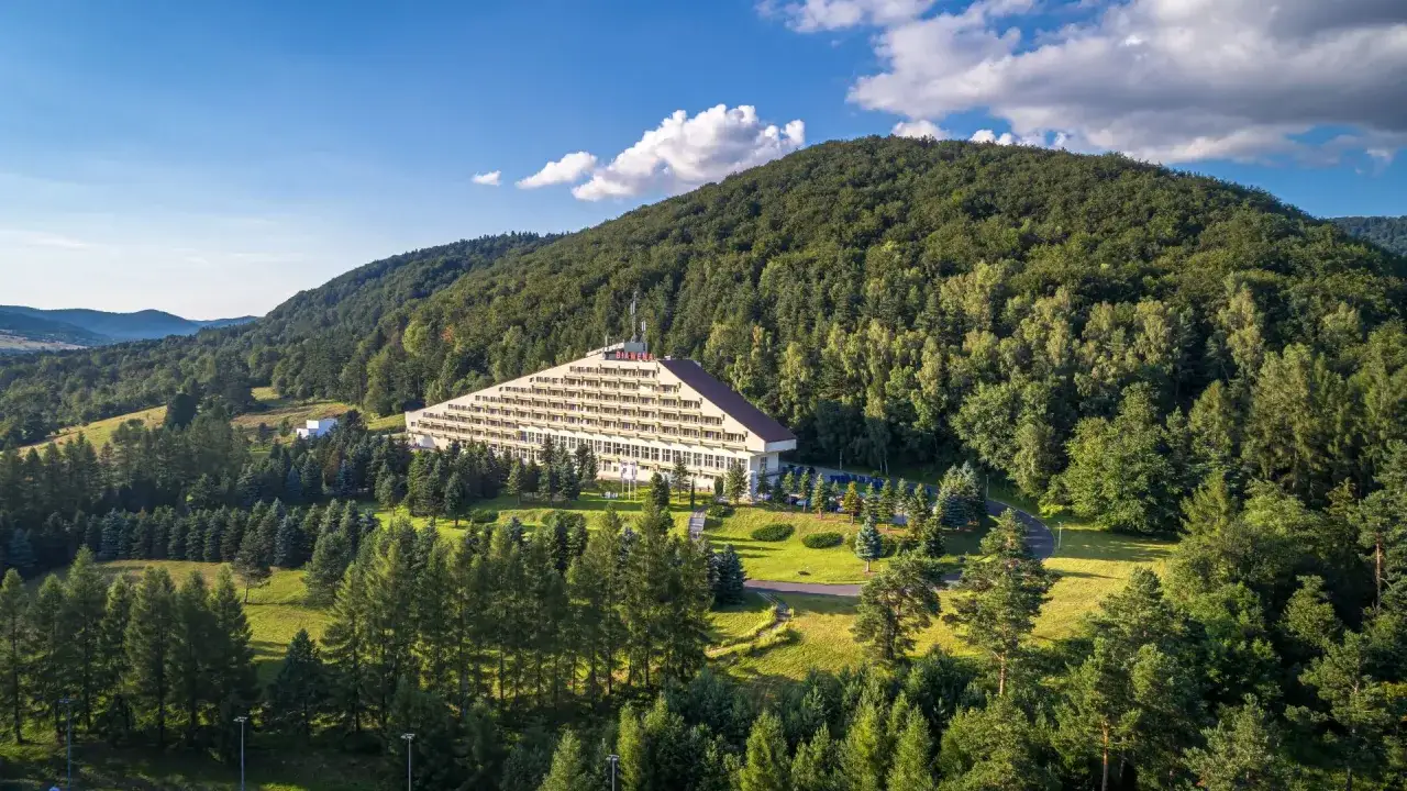 Hotel Biawena w g&oacute;rach, idealne miejsce na wypoczynek, kiedy maj&oacute;wka. Otoczony zielenią, z tarasami widokowymi.