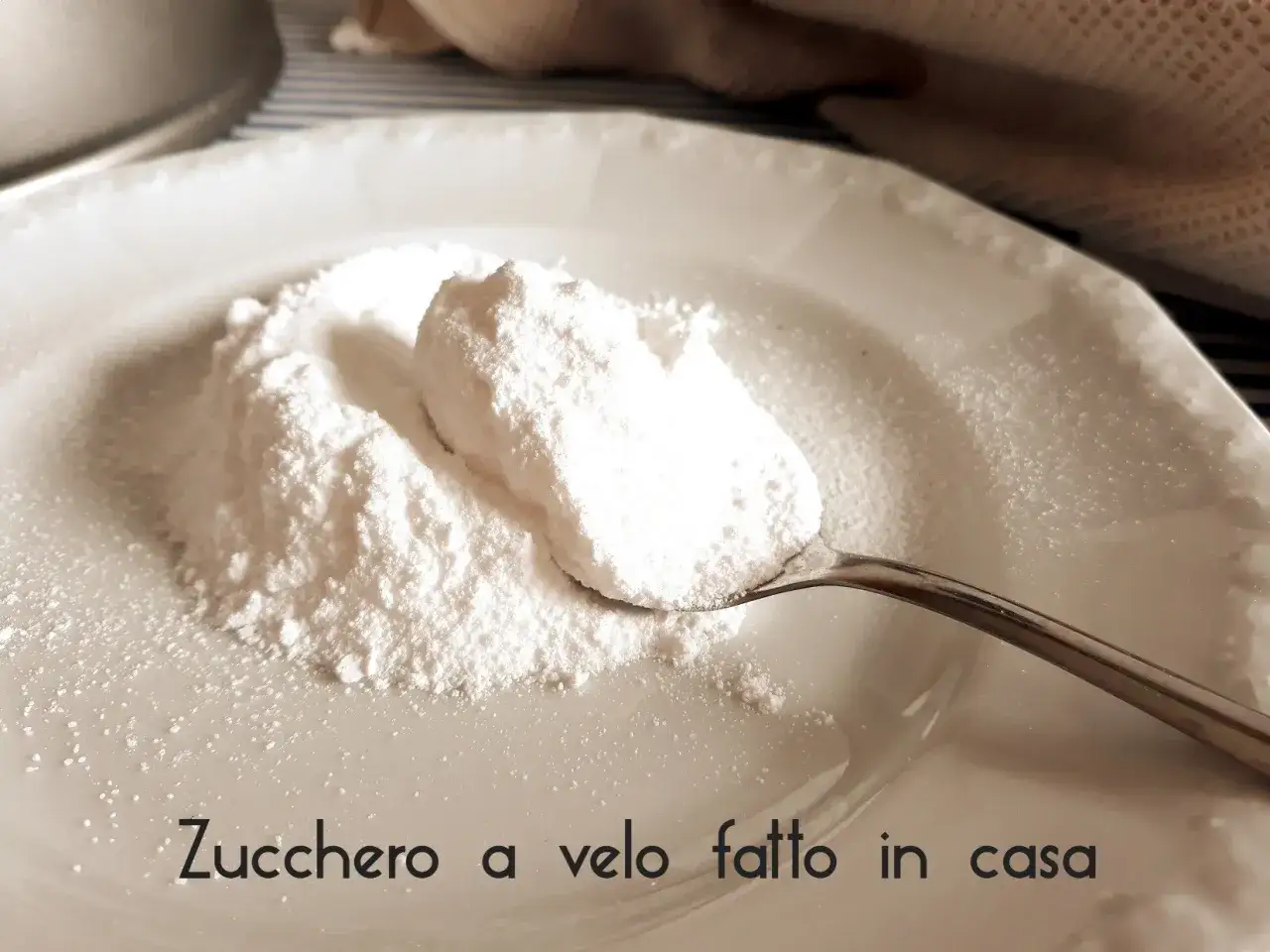 Zucchero a velo fatto in casa, perfetto per dolci e meringhe, preparato facilmente con il Bimby.