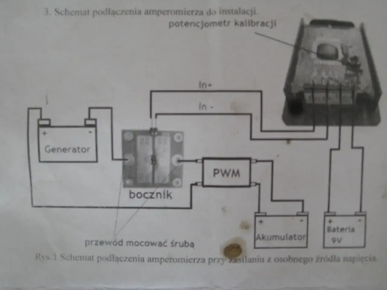 Schemat pokazuje, jak podłączyć amperomierz: generator, bocznik, PWM, akumulator i baterię 9V.