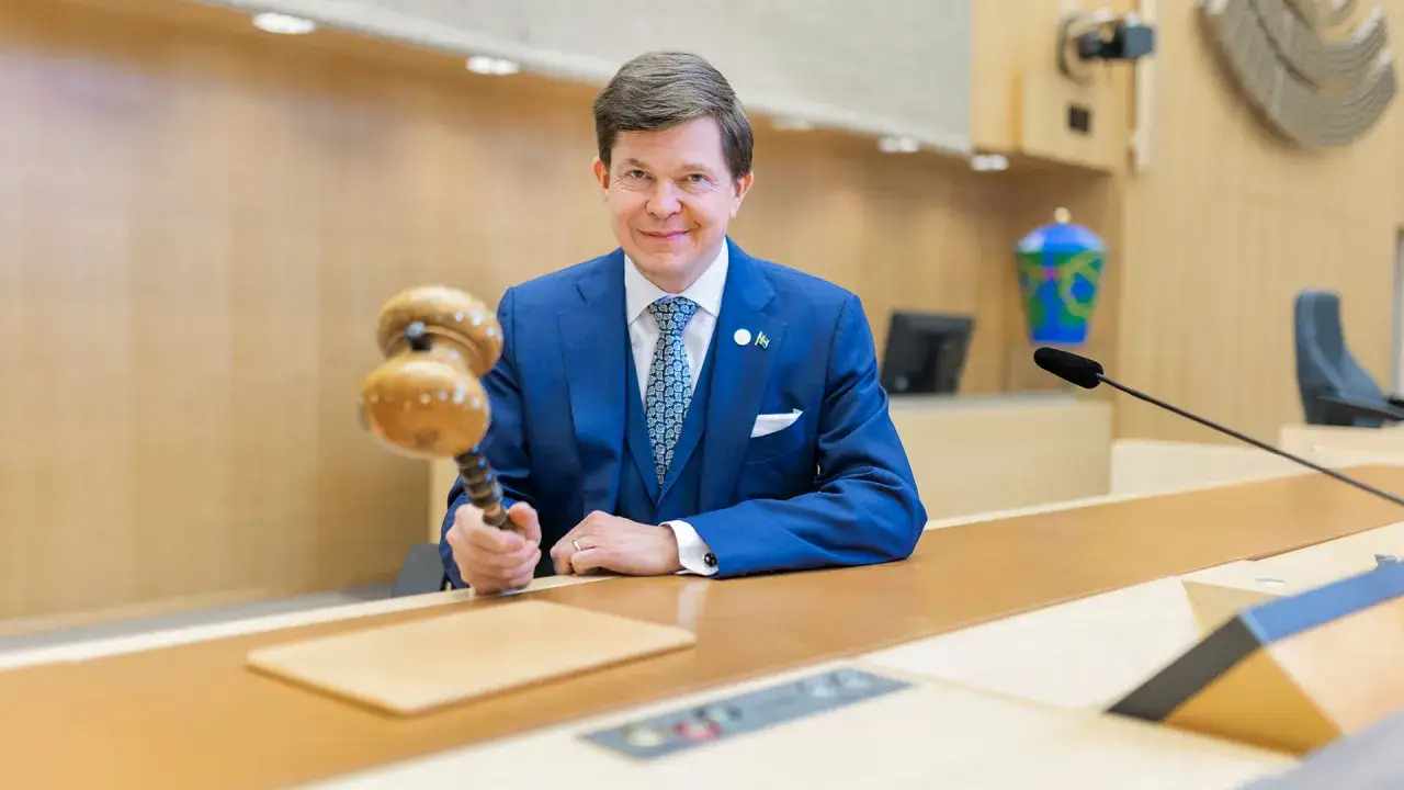 Talman med klubba i hand, en symbol f&ouml;r sveriges statsskick, i Riksdagens kammare.