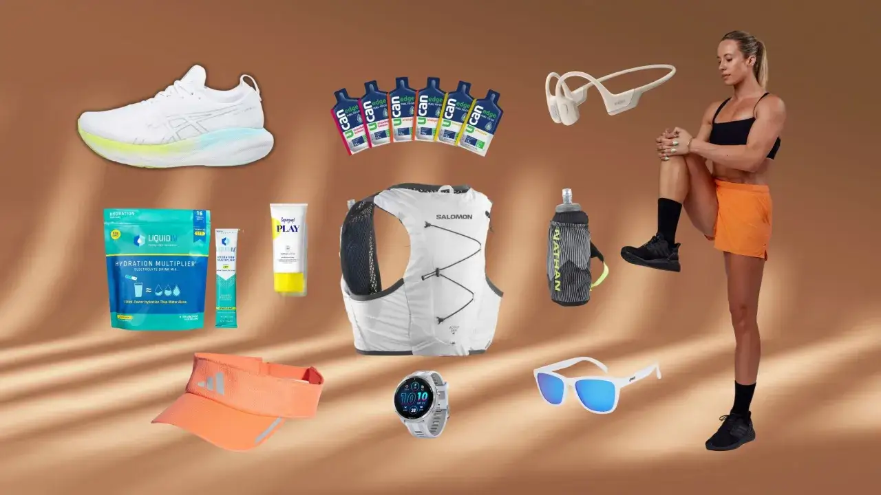 Sprzęt do biegania w upale: buty, kamizelka, bidon, elektrolity, czapka, okulary, zegarek i słuchawki.
