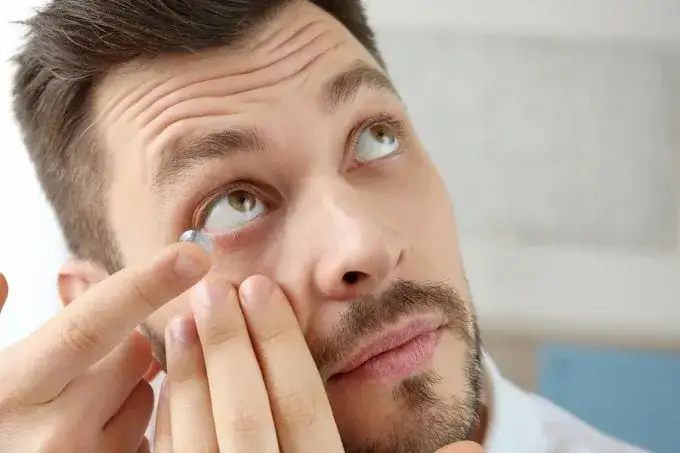jak wyjąć soczewkę kontaktową metoda uszczypnięcia instrukcja