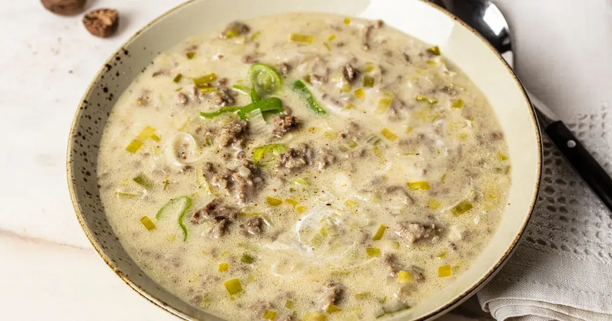 Zutaten für Hackfleisch Lauch Suppe auf einem Küchentisch