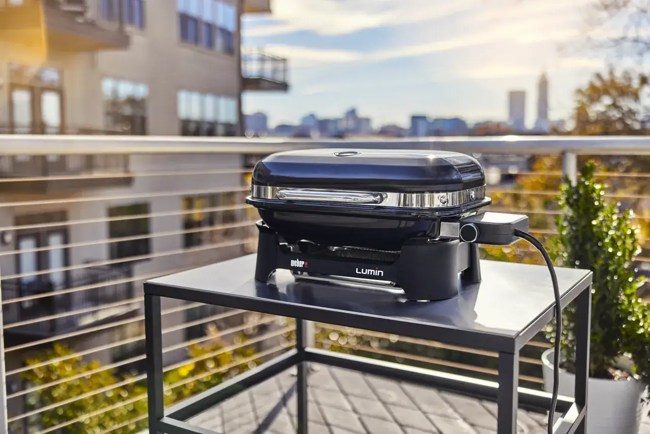 Elektryczny grill Weber Lumin na balkonie. Poznaj prawdę o rzekomym zakazie używania grilli elektrycznych na balkonach w blokach.