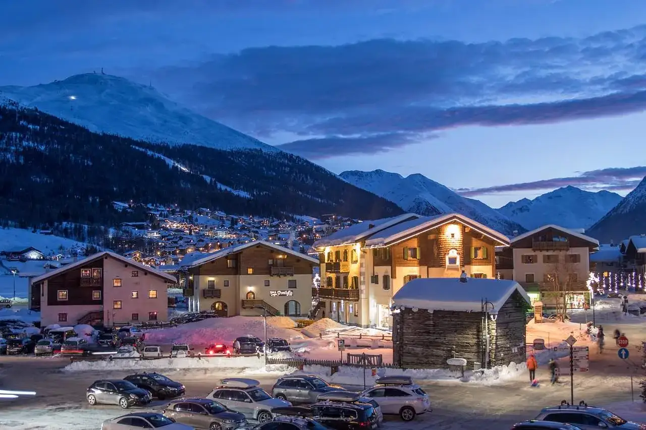 Coppia che consulta offerte Capodanno montagna