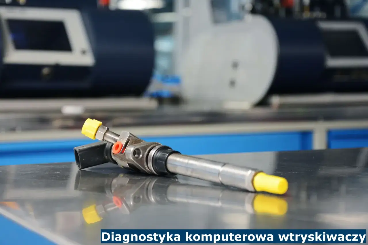 Wtryskiwacz diesla na błyszczącym blacie. Komputerowa diagnostyka pomoże wykryć rozkodowane wtryski objawy.
