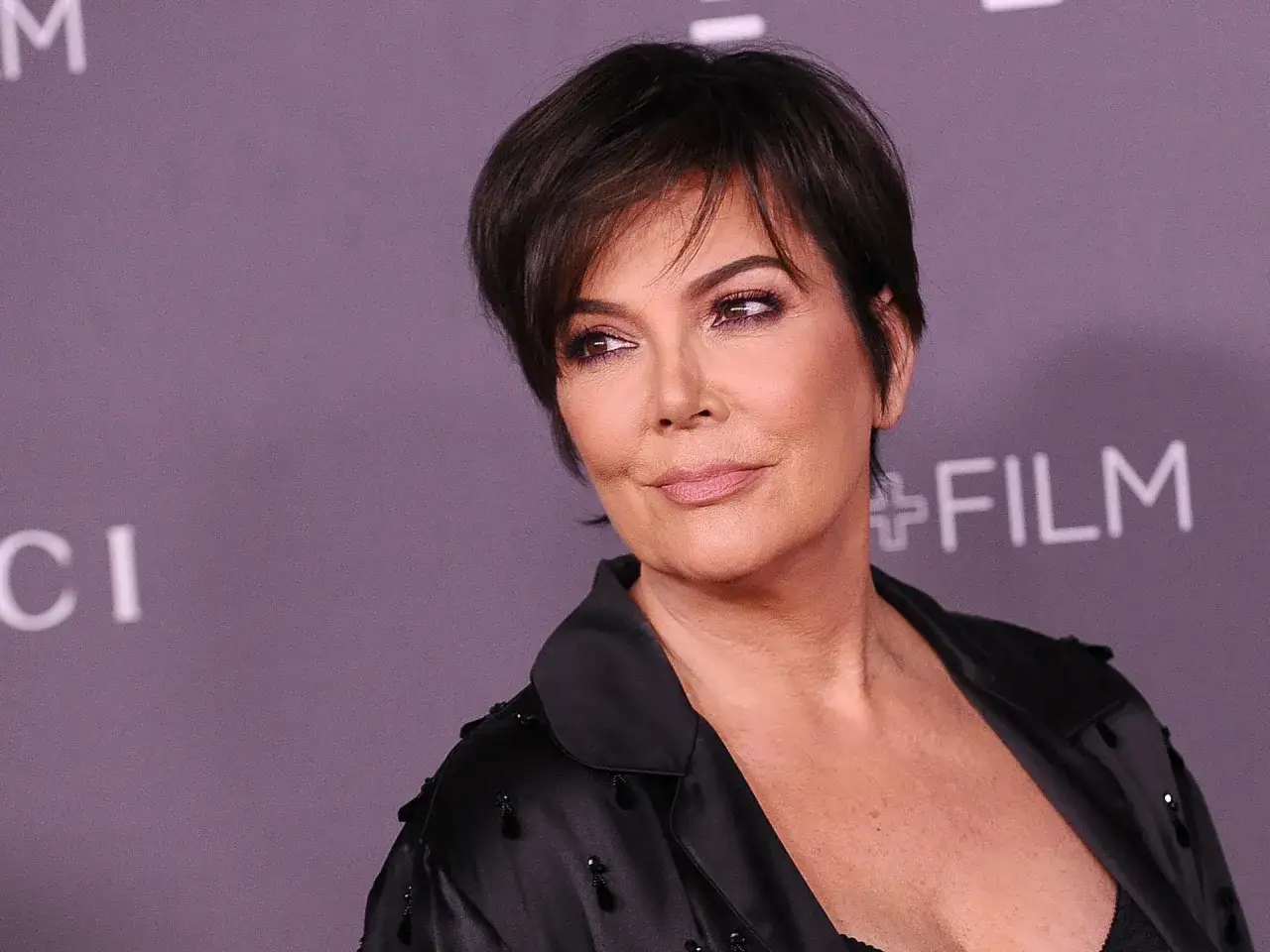 Kris Jenner mit Kurzhaarfrisuren und einem charmanten, molligen Gesicht, das Selbstbewusstsein ausstrahlt.