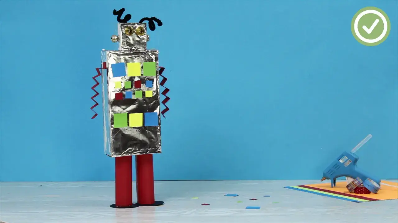 Ein selbstgebastelter Roboter aus Alufolie und bunten Quadraten, bereit für neue Abenteuer. Perfekt zum **Roboter basteln**!