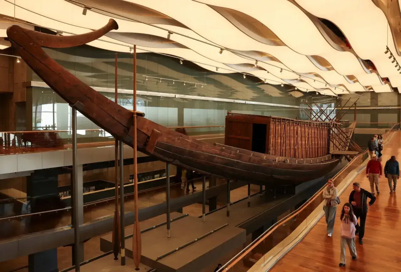 La barca solar de Keops, una embarcación de madera milenaria, se exhibe en un museo moderno.