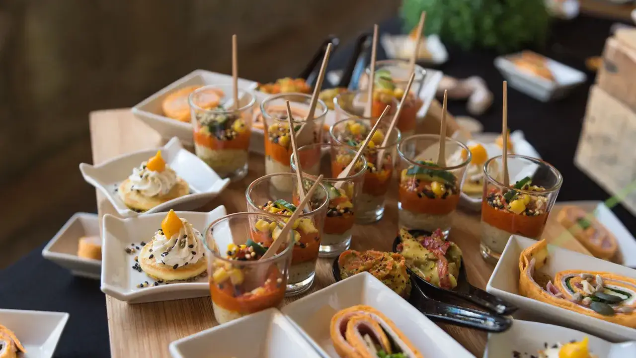 Buffet vari&eacute; pour une pendaison de cr&eacute;maill&egrave;re : verrines color&eacute;es, mini-pancakes, rouleaux de printemps.