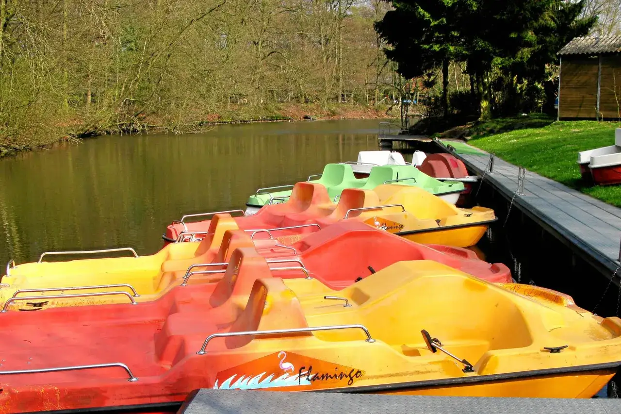 Bunte Tretboote liegen am Steg, bereit f&uuml;r eine Fahrt auf dem See. Perfekt f&uuml;r einen Ausflug zum Tretboot fahren in Haltern.