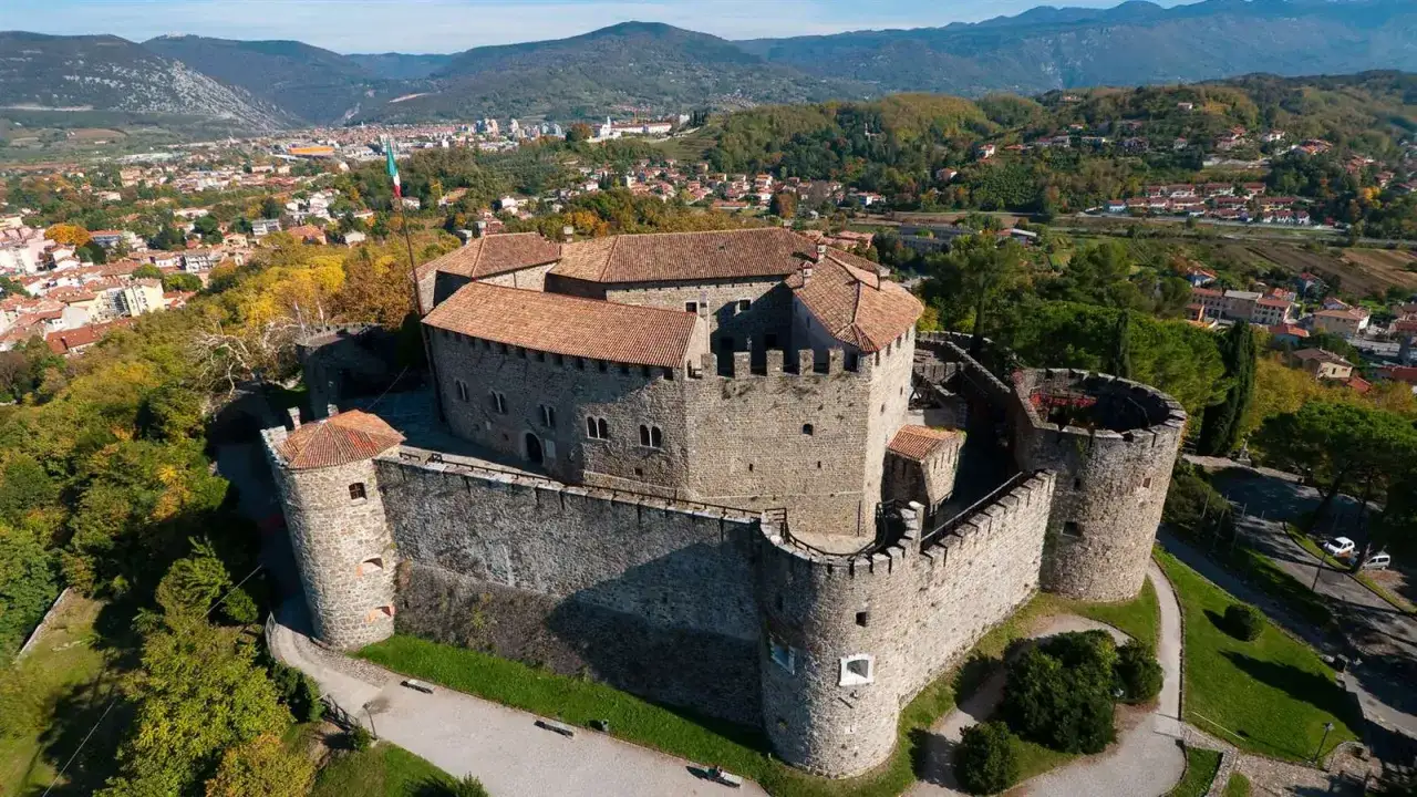 Il Castello di Gorizia, con le sue torri e mura imponenti, domina la citt&agrave;. Un luogo perfetto per scoprire cosa vedere a Gorizia in un giorno.