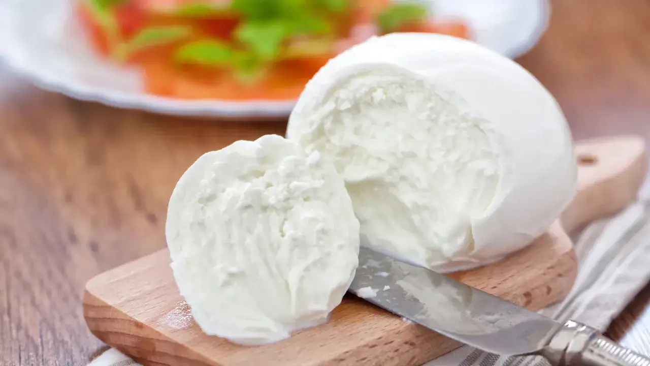 Frischer Mozzarella auf einem Holzbrett, ideal f&uuml;r eine leichte Mahlzeit w&auml;hrend der Schwangerschaft.